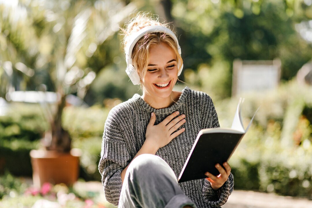 Девушка читает книгу. Женщина читает газету. Reading Spring.