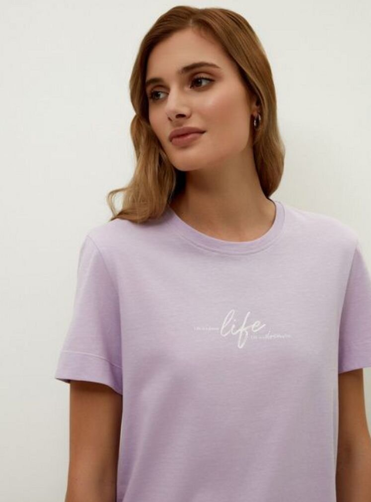 Футболка с надписью хулиганка женская. Миранда керр в 14 в шортах. Девушка надевает футболку. Модная девушка. Футболка девушка.