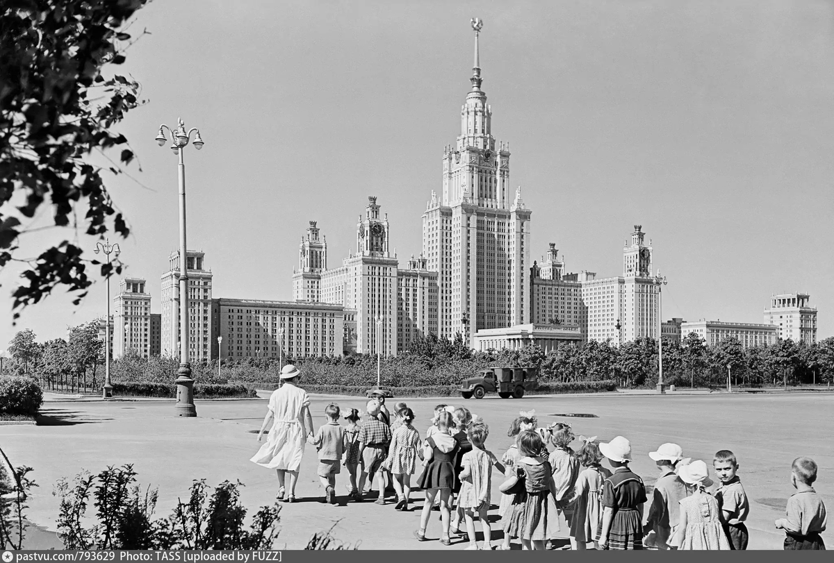 Московский государственный университет, 1960-е годы. Источник pastvu.com 
