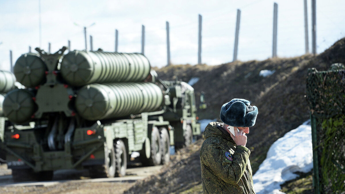    *Военнослужащий во время несения боевого дежурства зенитными ракетными дивизионами© РИА Новости . Кирилл Каллиников