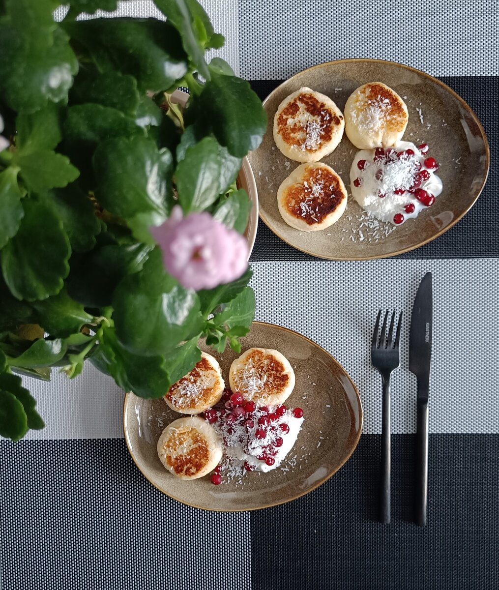 Настоящее райское наслаждение: кокосовые сырники с кокосовой стружкой, приготовленные на кокосовом масле. Кокос, плати мне деньги за такую рекламу :) Добавила сметану и кислинку - красную смородину - остатки летней дачной роскоши. 