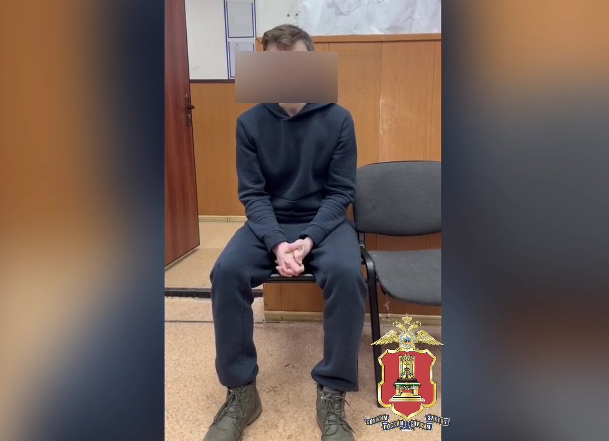 муж и жена ругаются. девочка у парня спрашивает. супруги в ссоре. мужчина с телефоном. девочка у парня спрашивает.