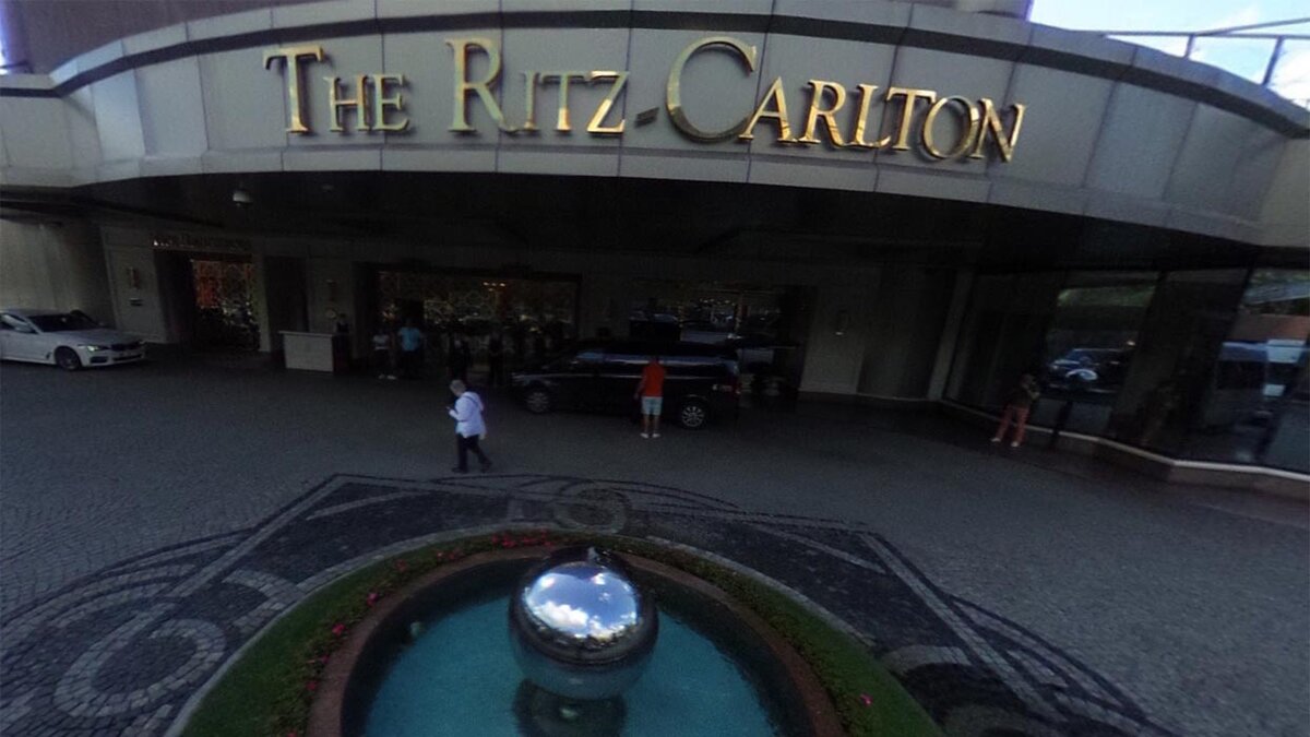 Вход в отель (на самое удачное качество, но уж какое есть). Панорама Google-карты.