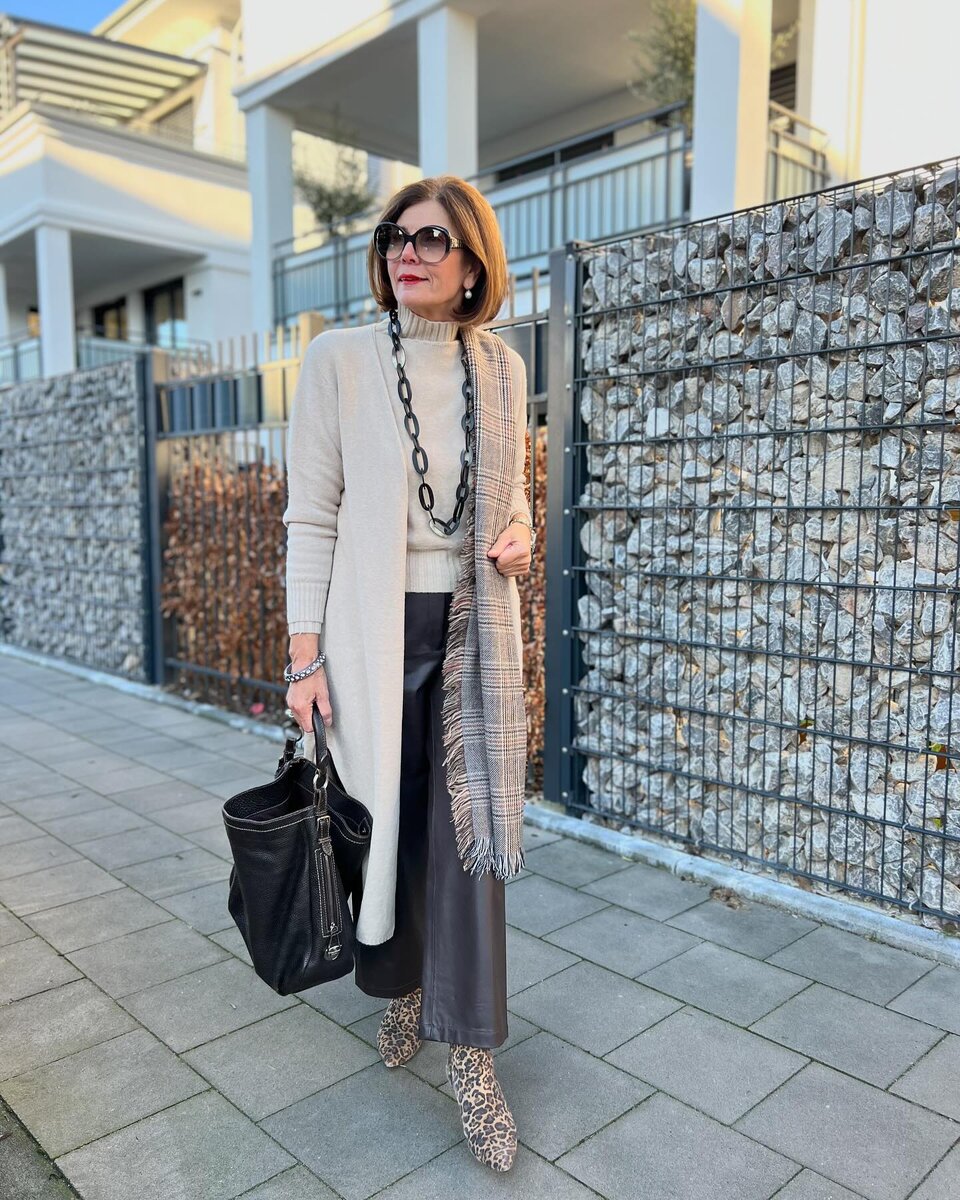 роскошная женщина. шикарная женщина. роскошная женщина. француженка в кафе. шляпки коко шанель.