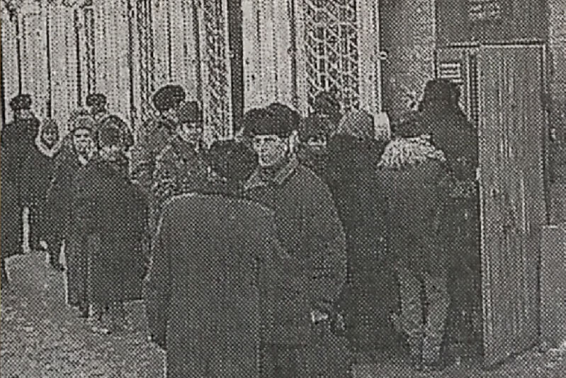    Отделение Сбербанка в Камышине на улице Пролетарской (фото из газеты «Диалог» от 13.01.1995 года: клиенты стоят в очереди за получением пенсии