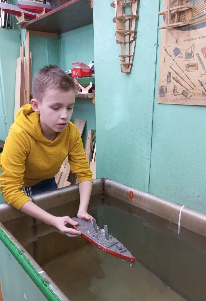 Участники соревнований из числа юных судомоделистов Детского морского центра. Фото предоставлено Д. Меньшиковым