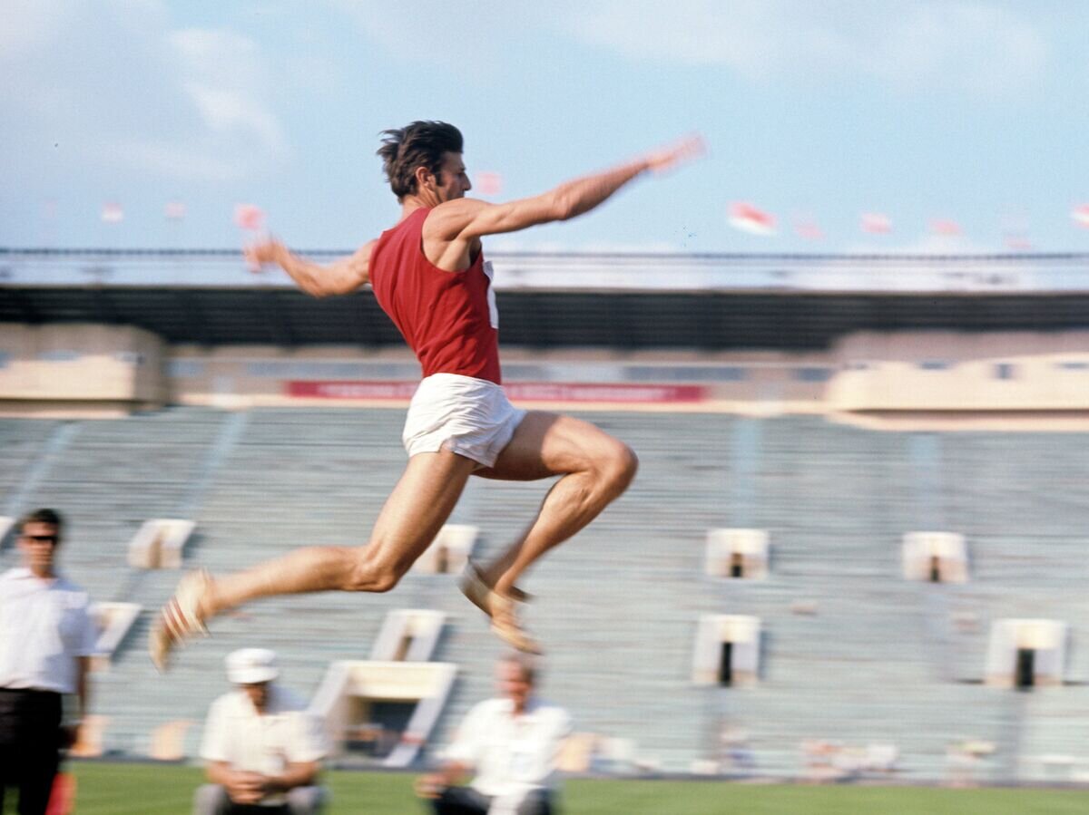    Чемпионат СССР 1972 года по легкой атлетике. Прыгает Игорь Тер-Ованесян© РИА Новости / Юрий Сомов