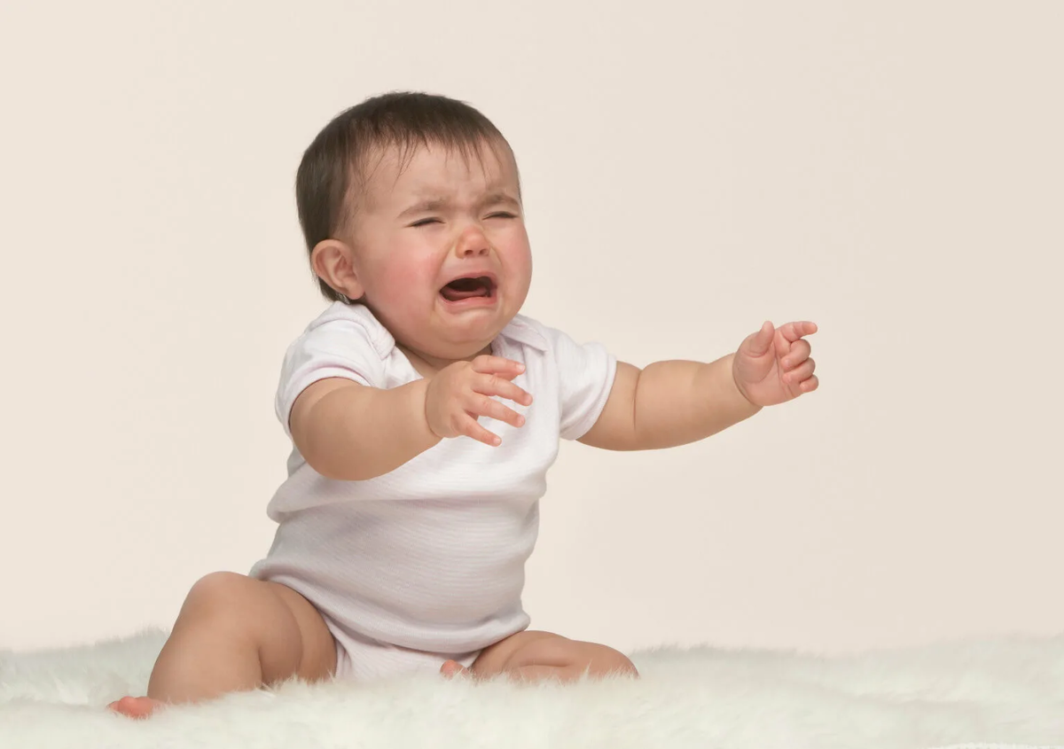 Ребенок 6 месяцев капризничает. Ребенок. Ребенок плачет. Ребенок тянется. Годовалый малыш.