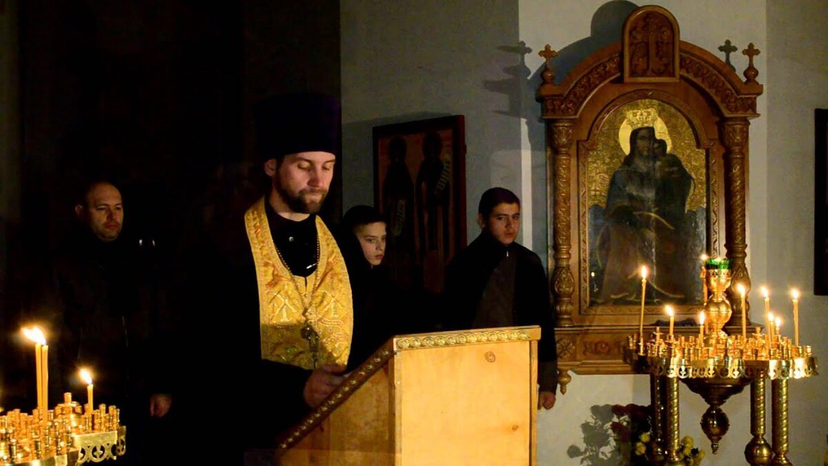 Молится живому богу