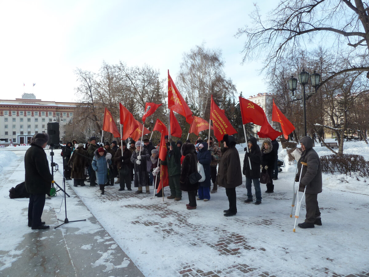 Участники собрания 21 января 2024 г. на Центральной площади у памятника В.И. Ленину
