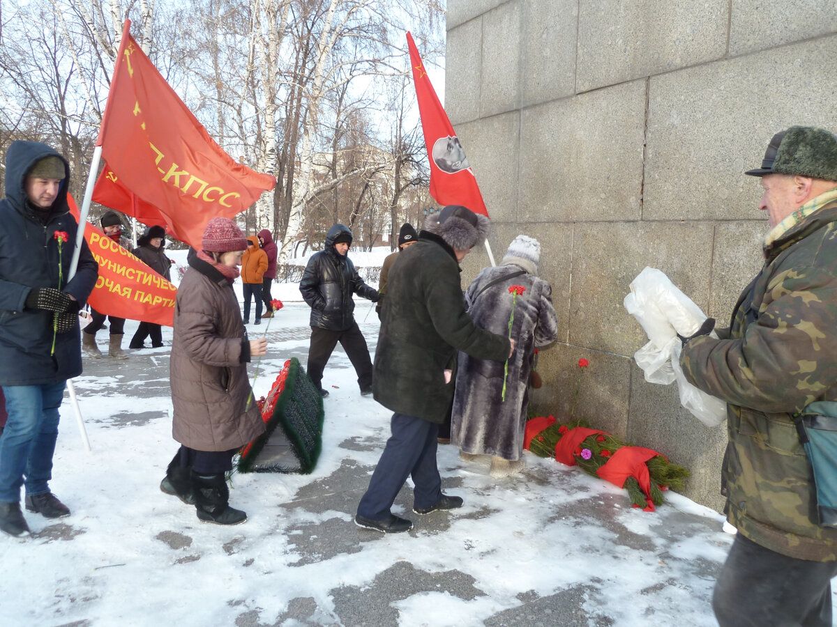 Возложение гирлянды и цветов к памятнику В.И. Ленину 21 января 2024 г. в Тюмени