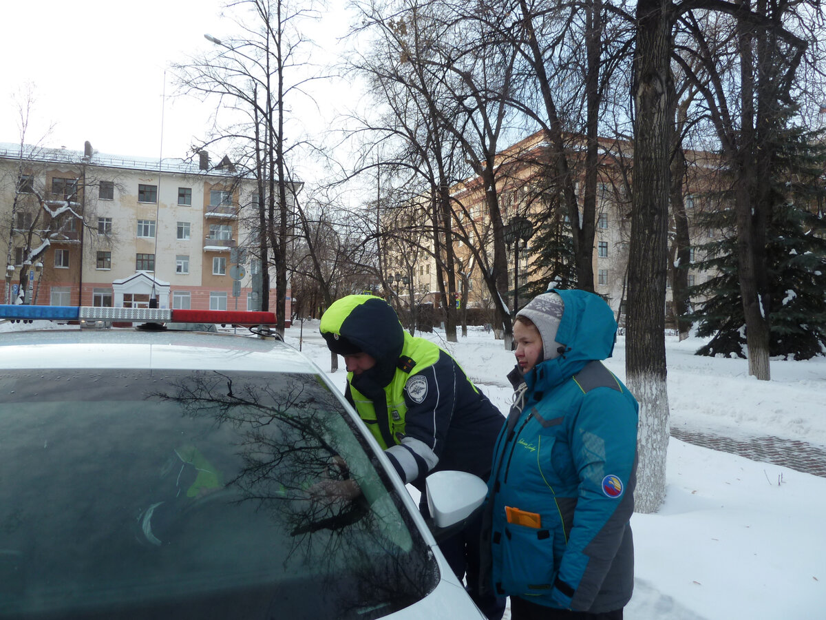 Полицейские даже привлекли ГИБДД, что они на них "поработали" и провели документы у И.В. Викторовой. Так им "понравилось" её выступление, что никак не отпускали с площади.