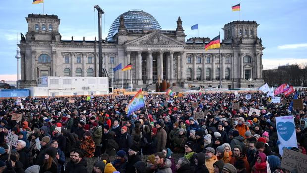 Десятки тысяч протестуют по всей Германии после митингов крайне правой партии по массовой депортации.
