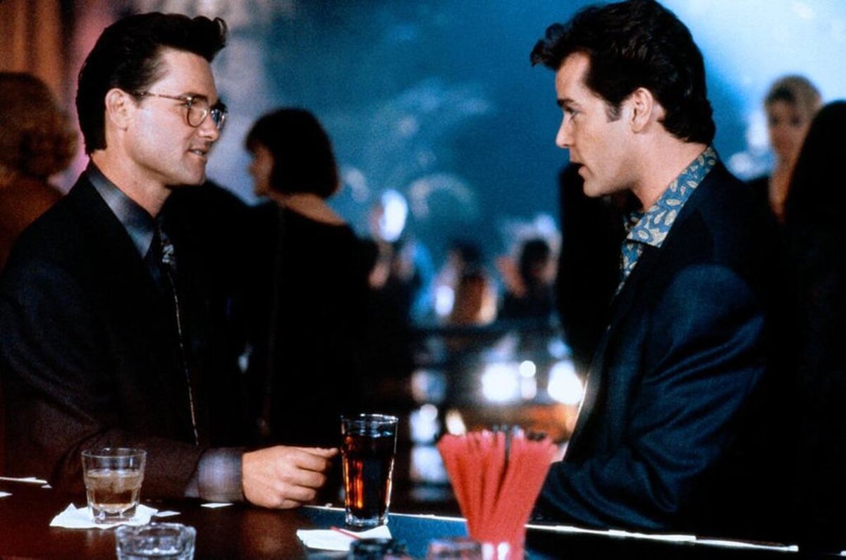 Кадр из фильма "Незаконное вторжение" (1992)