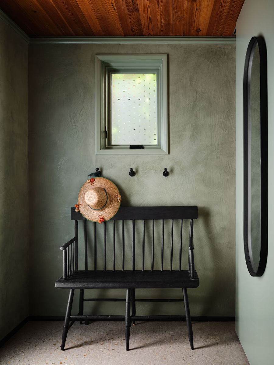 Стены с высокотекстурированной штукатуркой цвета шалфея.