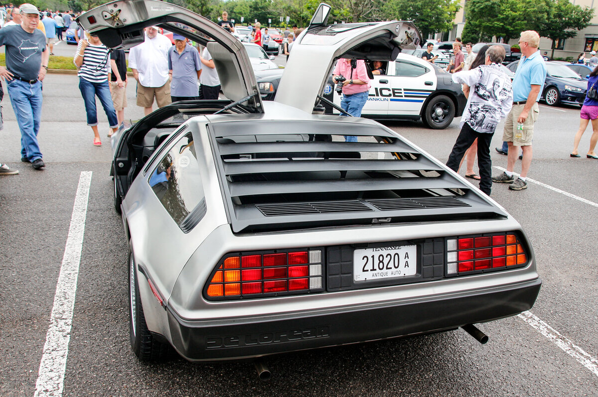 Маск импаир коды. Автомобиль DELOREAN DMC-12. Машина времени DELOREAN. Назад в будущее 2 автомобили. Делориан машина постапокалипсис.