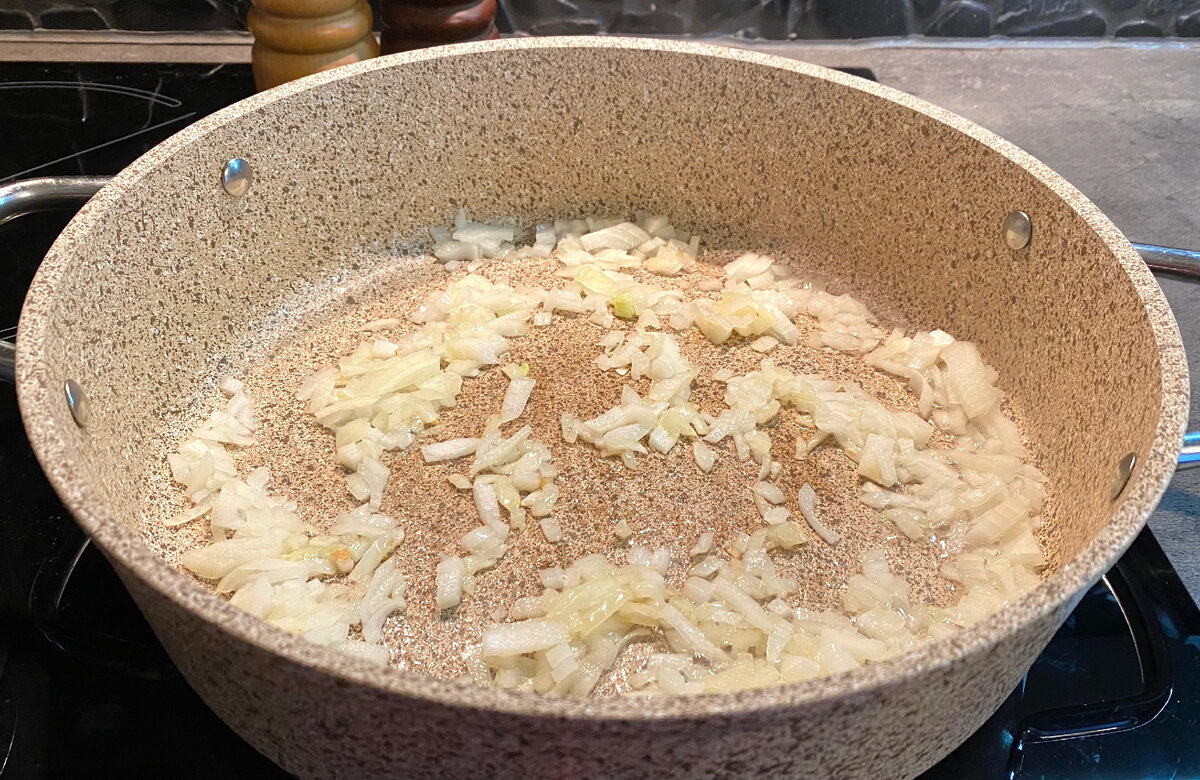 макароны с фаршем на сковороде со сметаной. фаршированные макаронные гнезда. спагетти с фаршем и сыром. макароны по флотски со свининой. макароны со сметаной на сковороде.