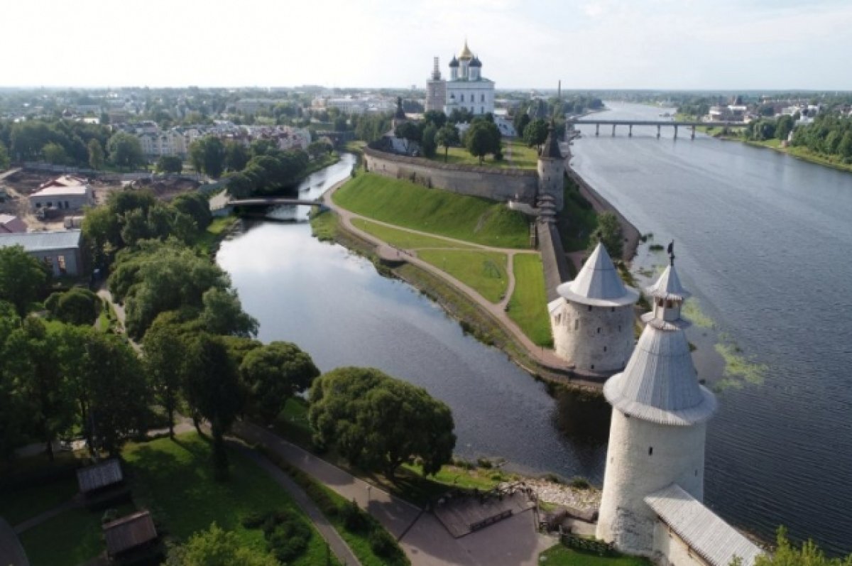    О пешеходном мосте через реку Пскову рассказал Борис Елкин