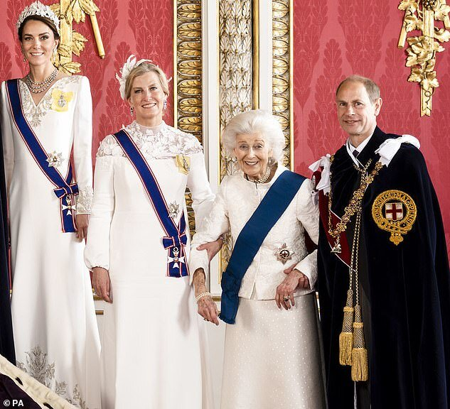 одежда королевской семьи. зимняя одежда королевской семьи. королевская семья великобритании. королевская семья великобритании принц филипп. герцогиня уэльская 2012.