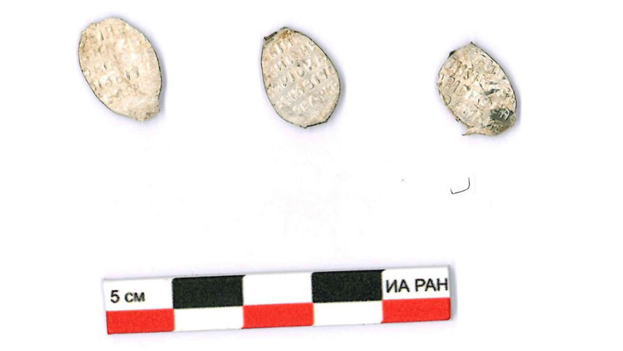 золотая находка археологов. бронзовая маска найденная в лесу. золотая находка археологов. золотая находка археологов. тамань раскопки археологи.