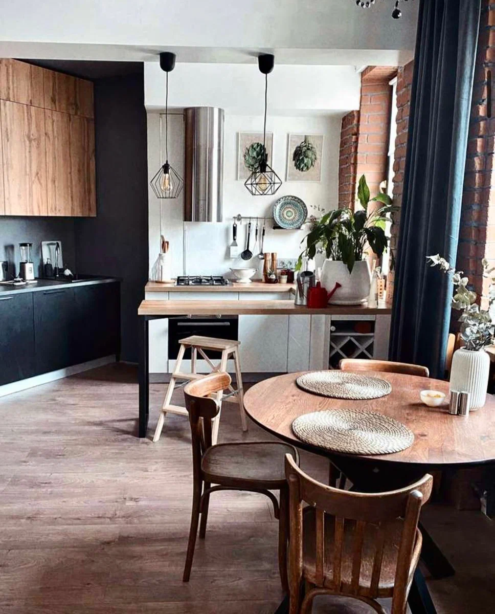 Декор стены на кухне возле стола. Дизайнерские кухни. Проект современной кухни. Стильно оформить кухню. Кухонный интерьер.