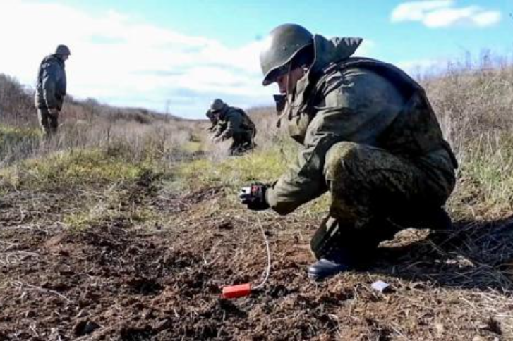 невьяновский кованый сундук. старинный сундук открытый. военно технический сундук дзен. сундук референс вид спереди. старый сундук.