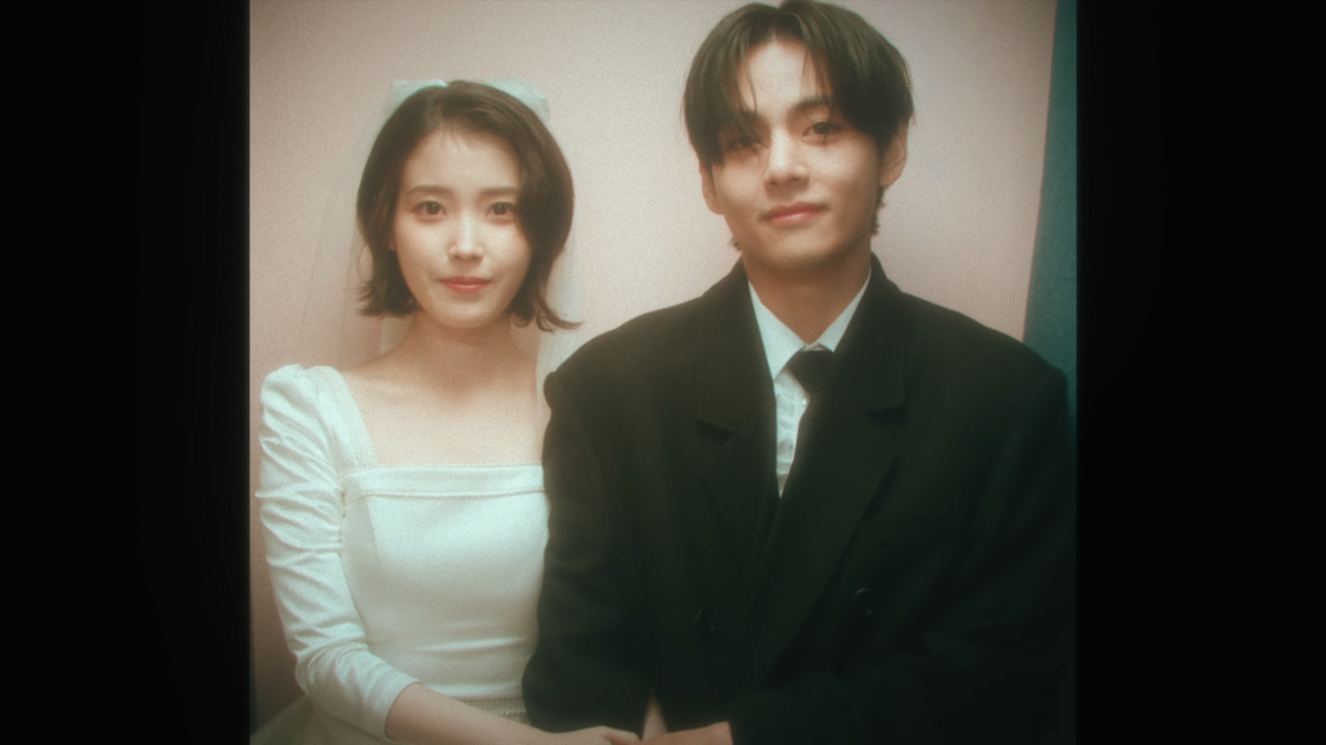 Счастливые влюбленные. Счастье с любимым человеком. Разлука. Первая любовь первые свидания песня. Парень с сиренью.