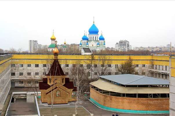 Деревянный храм на территории СИЗО-6, который могут посещать арестанты.