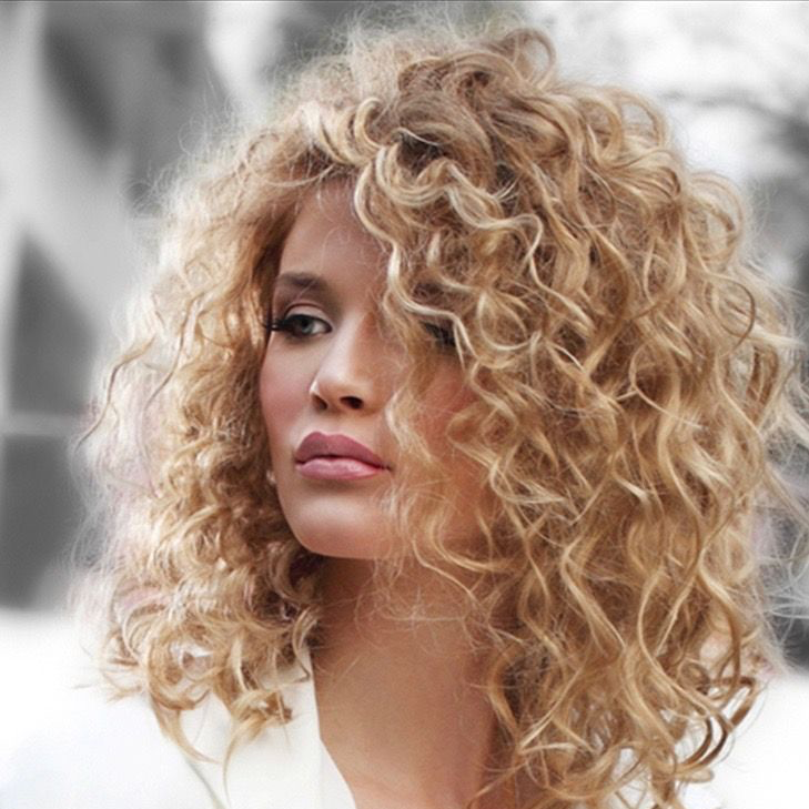 мелирование каре кудри. стрижка боб гаврош на кудрявые волосы. каскад на кудрявые волосы до после. причёски для вьющихся волос женские длинные. стрижка гаврош на волнистые волосы.