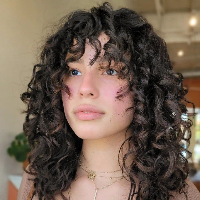 кудрявые волосы короткая челка стрижки. стрижка боб на волнистые волосы 2021. стрижки на кудрявые волосы. кудрявые волосы короткая челка стрижки. стрижки для вьющихся волос женские.