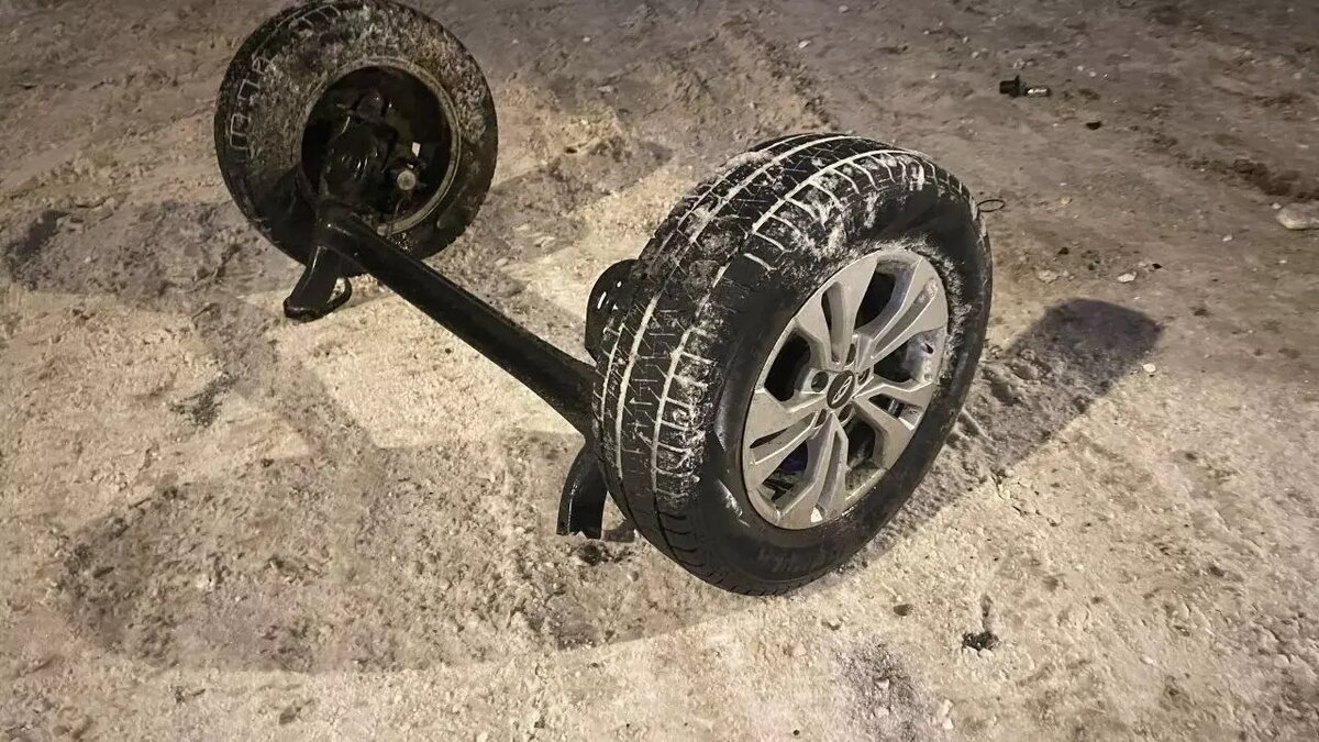     На Лесном проспекте в Санкт-Петербурге произошло ДТП с участием каршерингового автомобиля китайского производства: у Cherry Tiggo прямо во время движения отвалилась задняя ось.