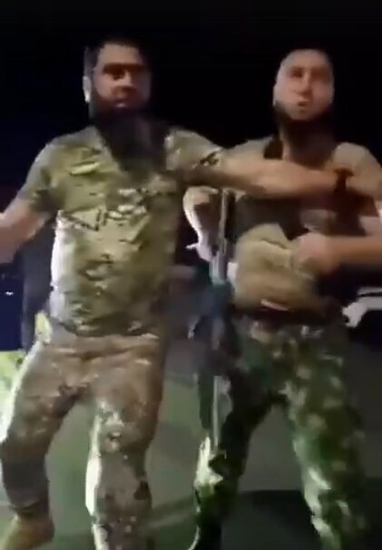 На днях в сети появилось видео, на котором (предположительно), бойцы чеченского подразделения "Восток-Ахмат" во главе с комбатом Ваха Хамбулатовым, затеяли драку с сотрудниками военной полиции...-2