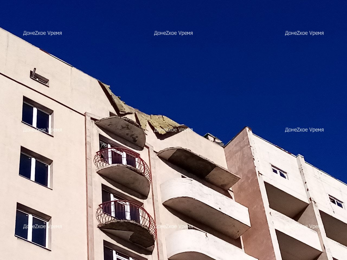 Снаряд попал в крышу многоэтажного дома