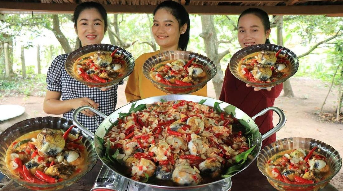 На фото изображены девушки, которые представляют странные блюда со всего мира. Фото Яндекс. Картинки.