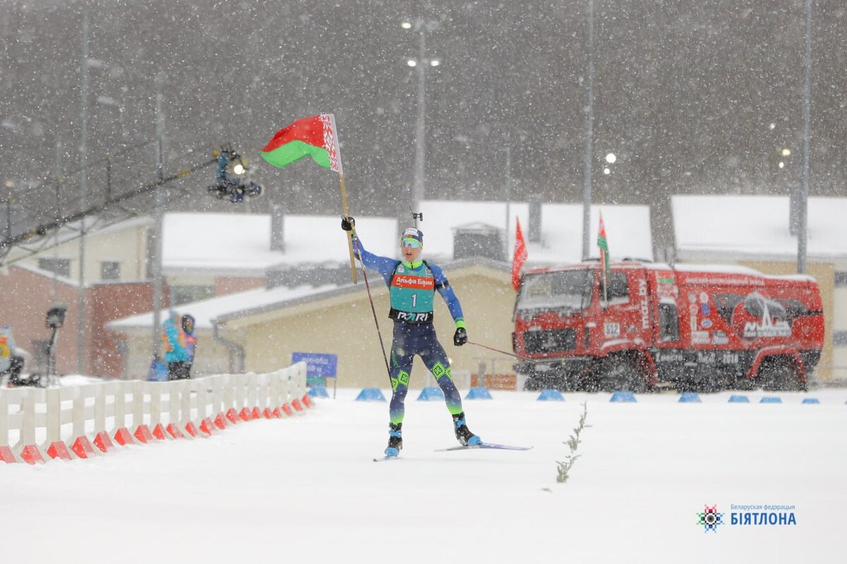 Антон Смольский финиширует с флагом