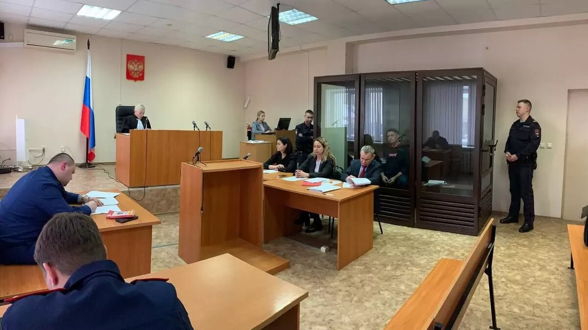     Суд продлил меру пресечения экс-мэру Ижевска Олегу Бекмеметьеву, а также фигуранту этого дела — главе компании-застройщика Олегу Бушмакину. В ЖК «Цветочный город» тянут 300 метров резервного кабеля, чтобы дать людям свет. После снежной бури на трассах все еще есть пробки. Подводим итоги дня.