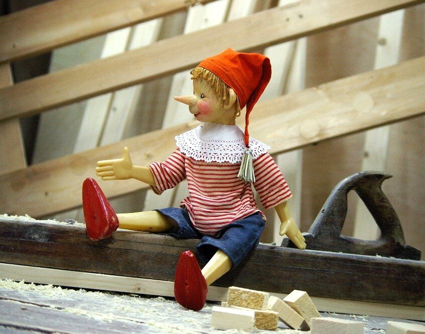 влюбленные обнимаются. пара в путешествии. влюбленные на дороге. романтическая прогулка на катере. мужчина и женщина на море.