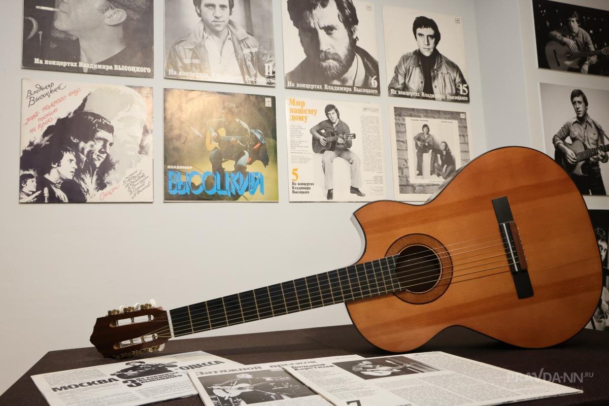    Выставка гитар ко дню рождения Высоцкого в музее «Назад в СССР»