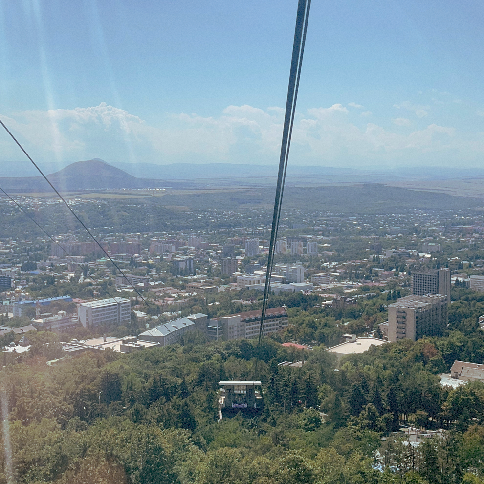 Канатная дорога на г. Машук. Можно подняться вверх в кабинках, а спуститься вниз пешком. Прогулка вниз займет около часа