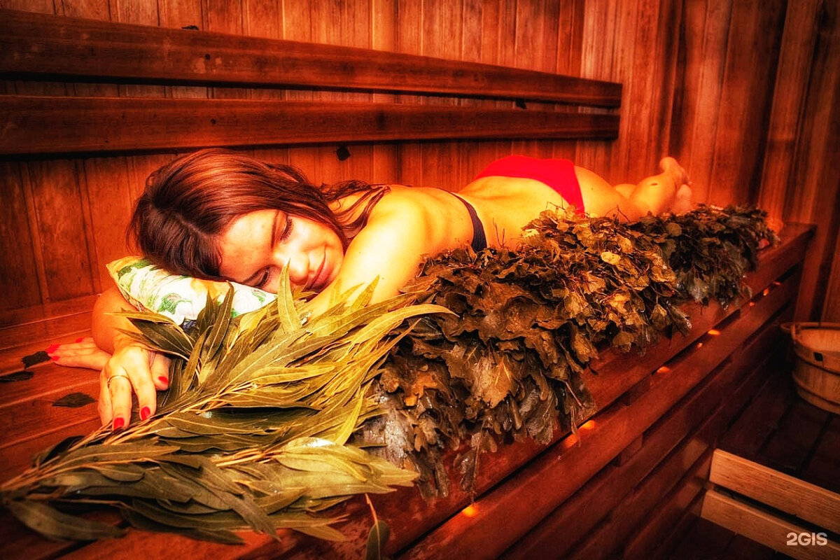 скраб для тела в сауне. пилинг кожи тела. пилинг для тела. скраб из соли и меда. соль для тела в бане.