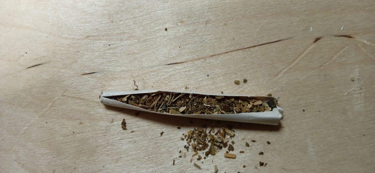 разрезаю распилили. кредитка разрезать ножницами. приспособление для ровного распила ножовкой. батарея распиленная на пополам. разрезать магнит.