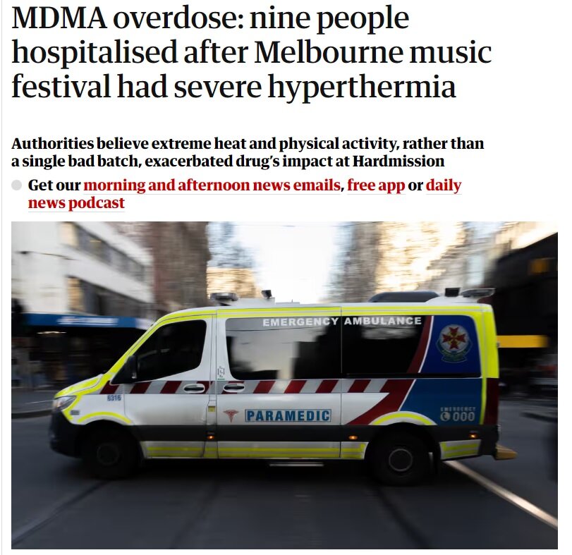 может ли скорая отвезти в больницу. госпитализация на носилках. мальчика увозят на скорой помощи. пациент в машине скорой помощи. скорая привезла больного.