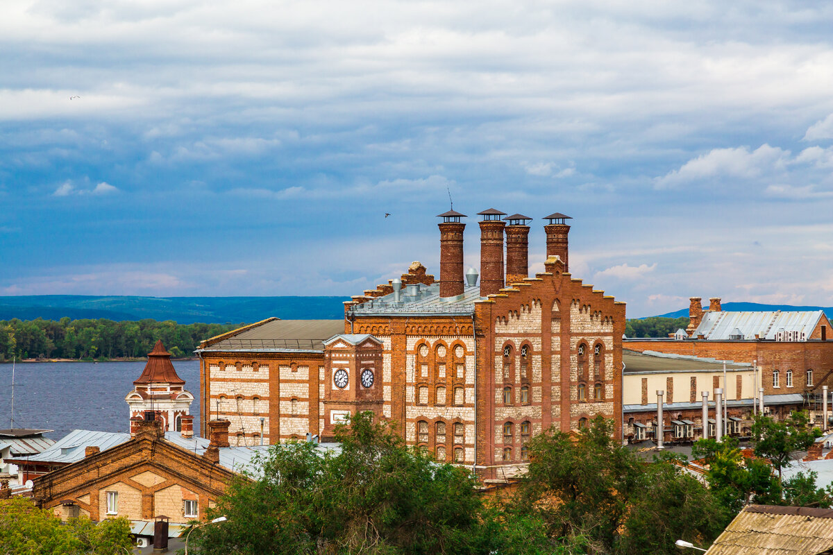 В конце 19-го века потомственный австрийский пивовар, Альфред фон Вакано, основал пивоваренный завод в Самаре. Сегодня здание пивзавода — архитектурный памятник, который особенно выделяется на фоне современного города. 
Завод по-прежнему работает, тут всё ещё производят «Жигулёвское пиво». Его можно попробовать в фирменном баре «На дне» на территории завода. Если не пьёте пиво, сможете выпить лимонад — на пивзаводе также производят всем знакомый «Буратино».

Чтобы узнать больше об искусстве пивоварения, можно сходить на экскурсию по пивзаводу. Вы узнаете технологии изготовления напитков, побываете в варочном цеху и увидите бочки, в которых сусло смешивается с пивными дрожжами. На экскурсии познакомитесь с историей каждого здания, а в конце продегустируете лучшие сорта самарского пива. Записаться на экскурсию по заводу можно на официальном сайте.

Где находится: Волжский проспект, 4.

График работы: понедельник-среда — с 9:00 до 23:30; четверг-воскресенье — с 12:00 до 23:30