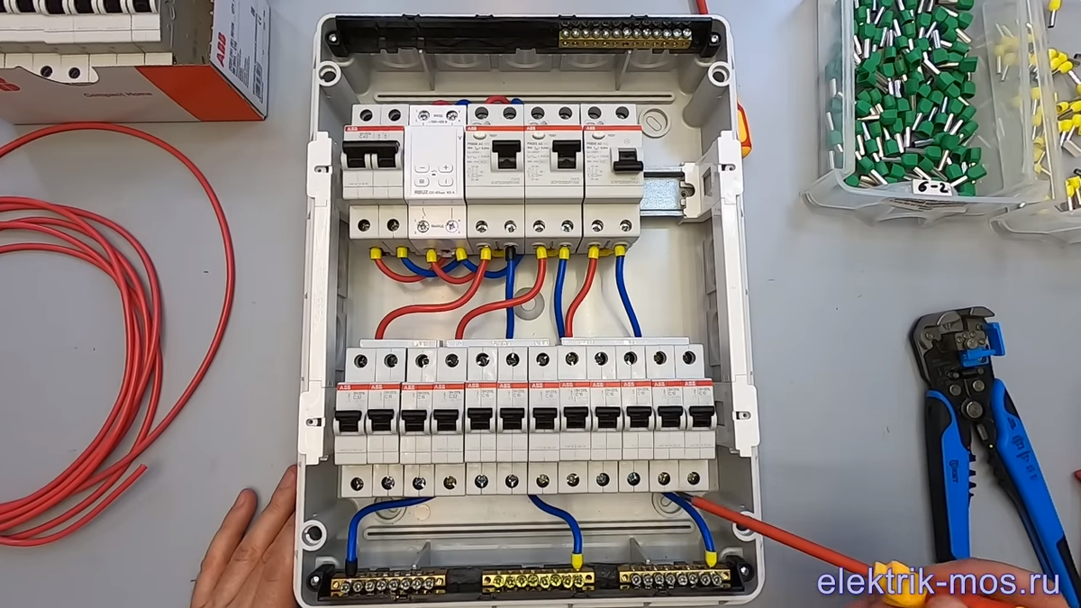 расключение распределительного щита. щиток распределительный 380/220в монтаж. щиток автоматов в доме. щиток автоматов в доме. расцепитель 3 фазный.