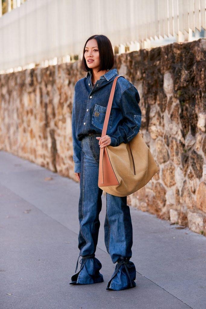 Девушка одевается. Девушка одевается. Не любит носить одежду. Женщина выбирает одежду гардероб. Одежда не по размеру.