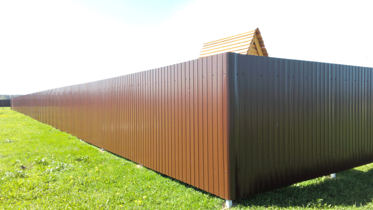 Металлический забор из профнастила. Забор из профнастила какие трубы. Забор из профнастила какие трубы. Схема установки забора. Материал для забора из профнастила.