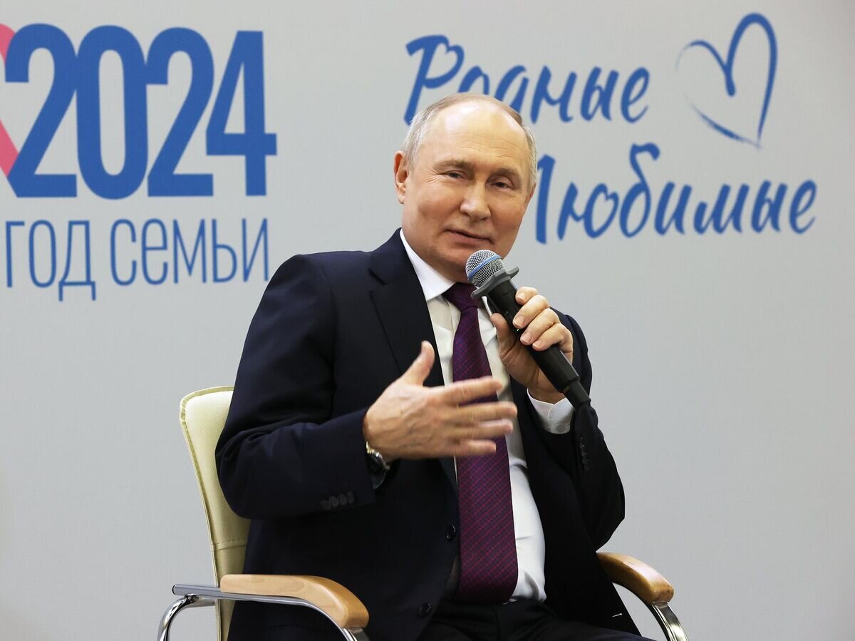    Президент РФ Владимир Путин на встрече с участниками и победителями всероссийских семейных конкурсов "Семья года" и "Это у нас семейное" в рамках Всероссийского семейного форума "Родные – Любимые"© РИА Новости / POOL