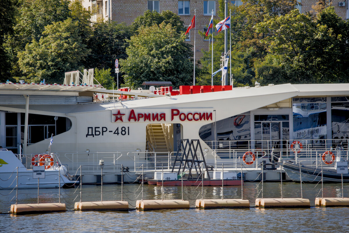 Это не начало и не конец речного турне. Это причал с изображением замечательного бренда, речь о котором пойдет дальше. Фрунзенская набережная, за деревьями здания МО РФ