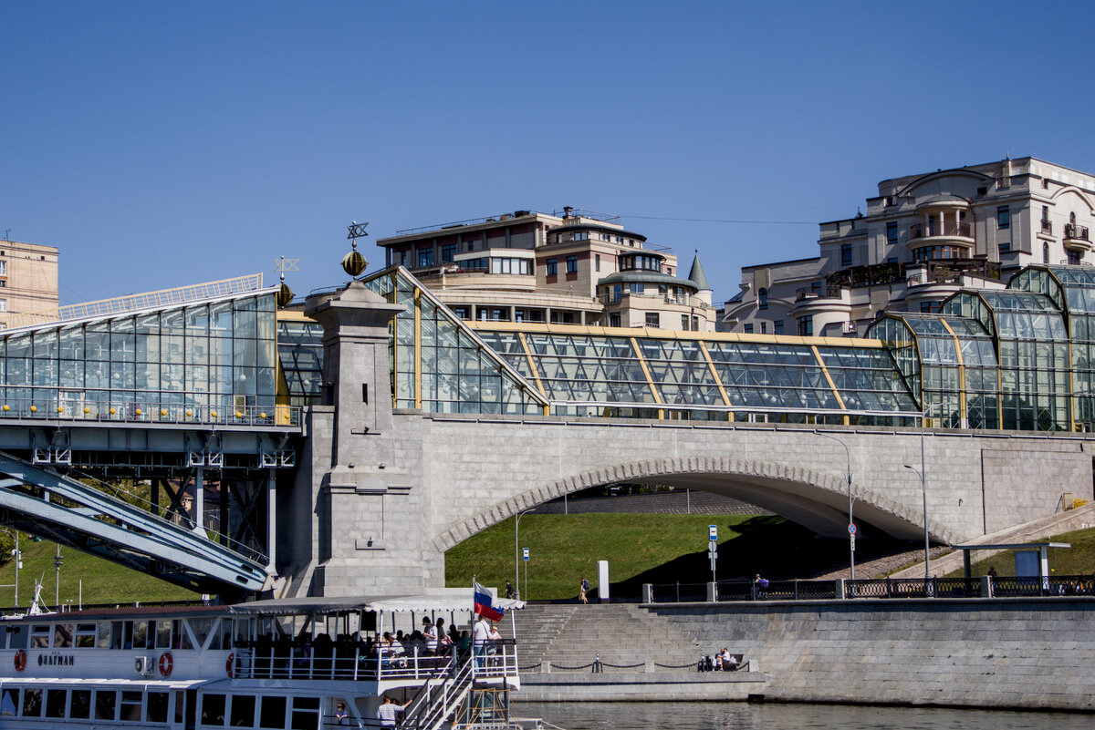 Мост Богдана Хмельницкого, вид назад. Примерно 700 м от Киевского причала