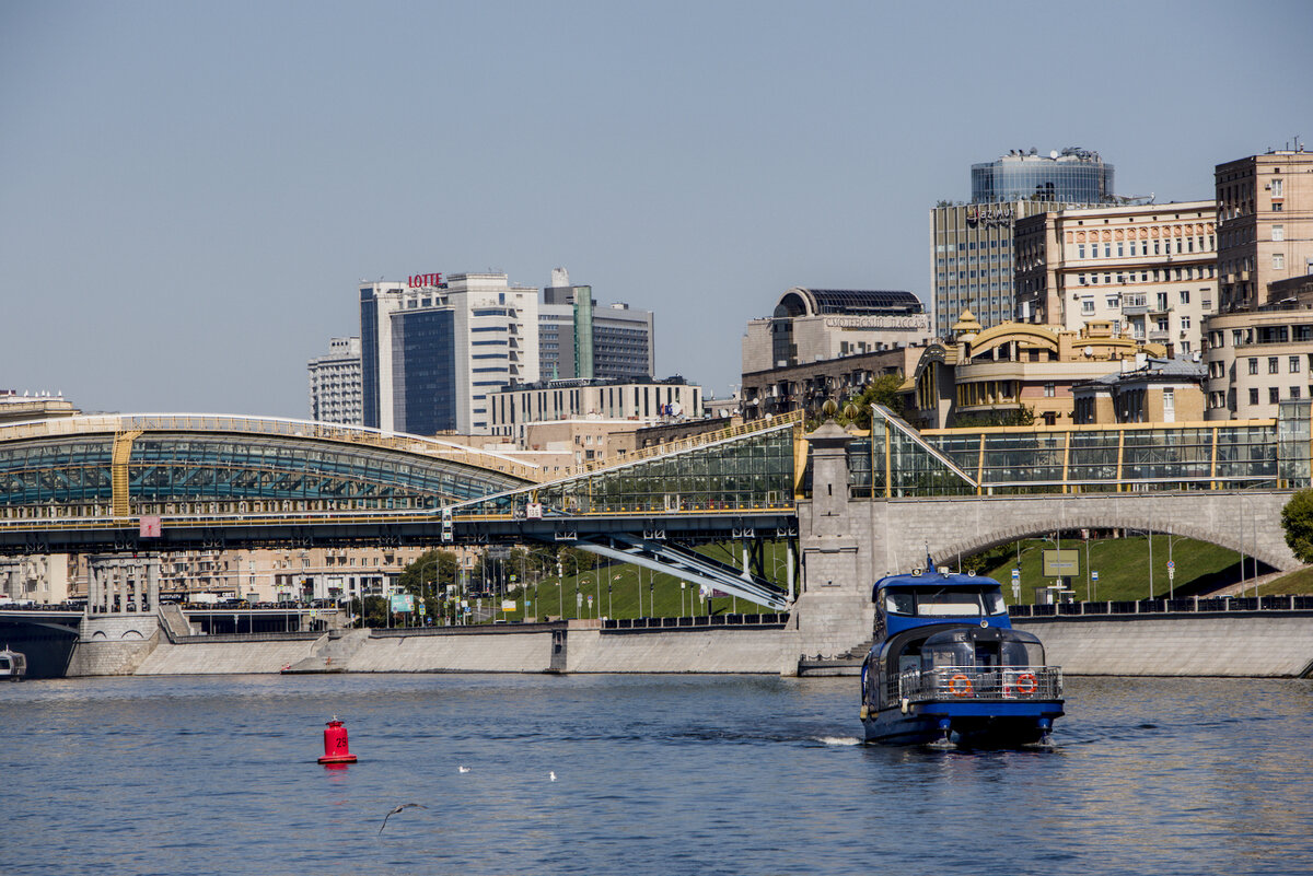 Снова мост Богдана Хмельницкого, немного дальше. Трамвайчик - примерно такой, как наш
